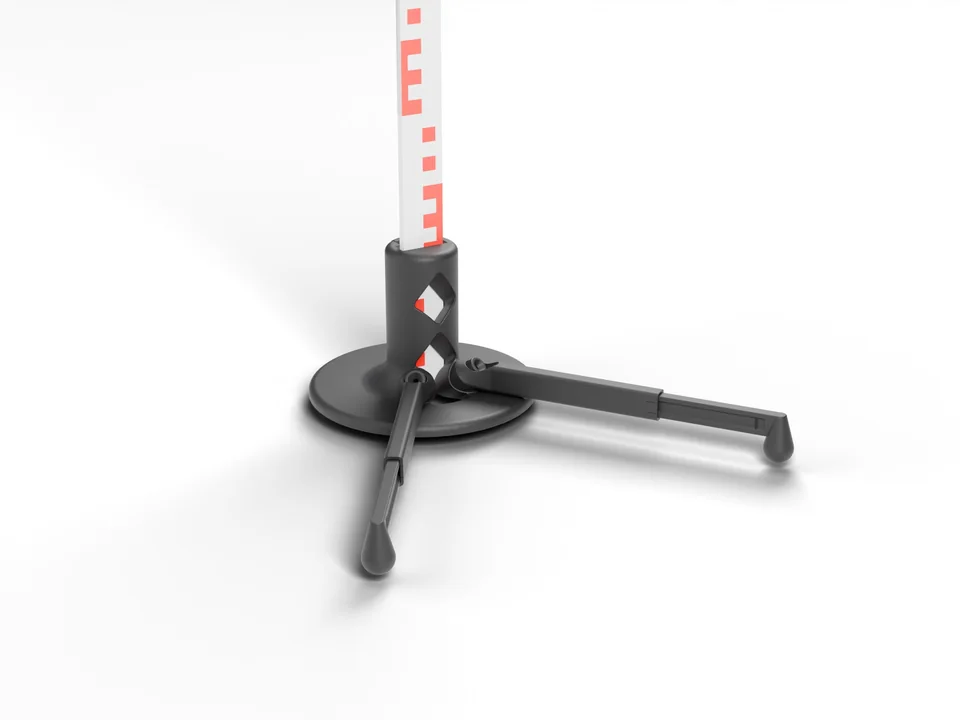 SoloMeter in Serienfarbe Schwarz, Render aus dem CAD-Modell: Schrägansicht mit Bodenplatte, Säule mit eingestecktem Gliedermaßstab und zwei ausziehbaren Standfüßen